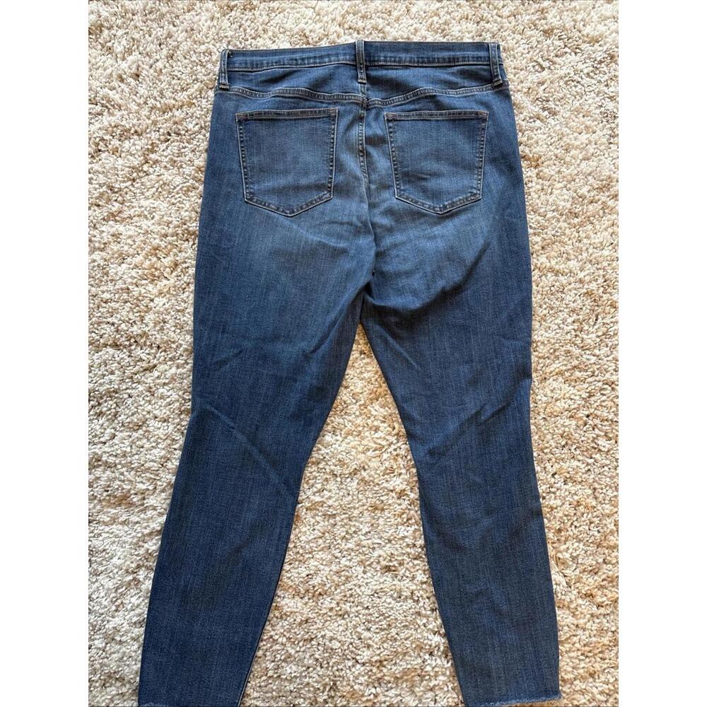 GAP Denim Women’s Cigarette High Rise SIZE 32R Raw Hem Distressed Straight Leg - Picture 3 of 4